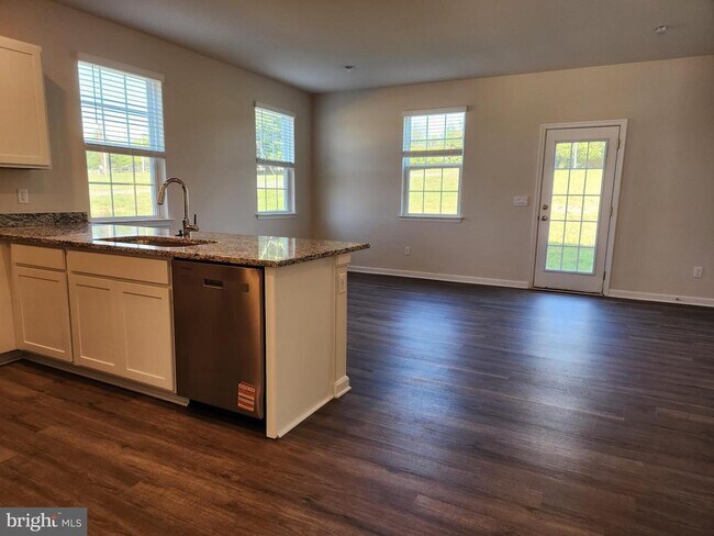 Building Photo - 212 Caterpillar Dr