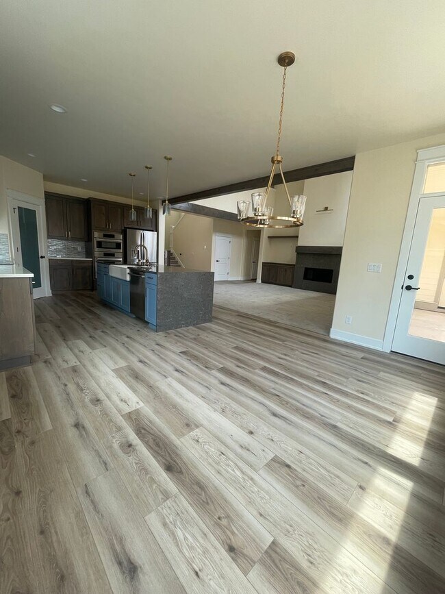 Building Photo - Newer Home in Shevlin West with Mountain V...