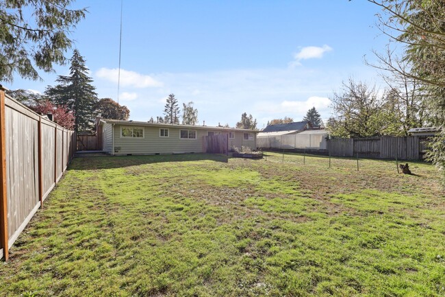 Building Photo - Move in ready! Charming Duplex in Tumwater...