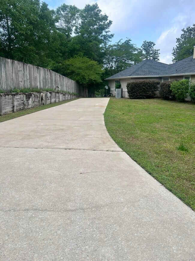 Building Photo - 395 Lake Holley Cir