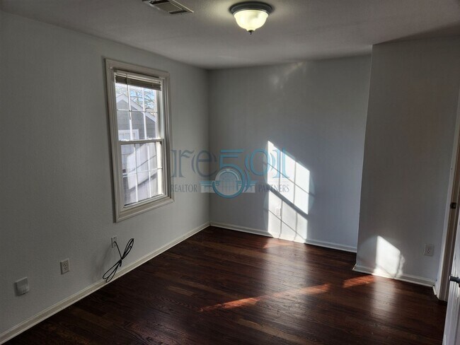 Building Photo - Great Family Home!  4BR 2 BA