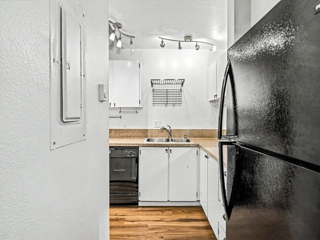 Building Photo - Spacious 2-Story Condo in a Quiet, Well-Located Community!