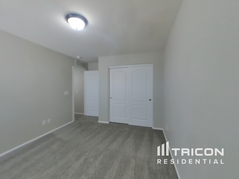 Building Photo - 930 W Mesquite Tree Ln