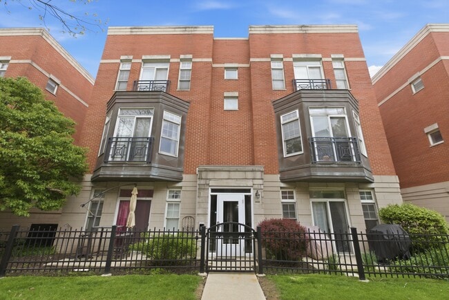 Building Photo - 808 W University Ln