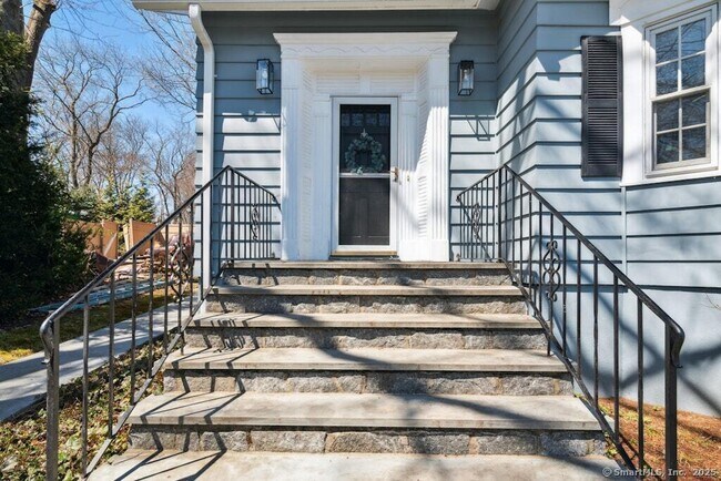 Building Photo - 564 Fairfield Woods Rd