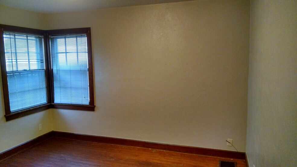 Bedroom. - 1201 N Madison St