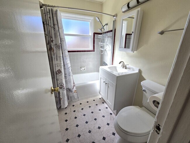 Building Photo - 588 1/2 McIntosh St