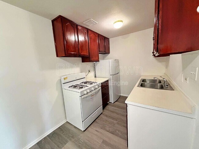 Building Photo - 841 Blossom Ln