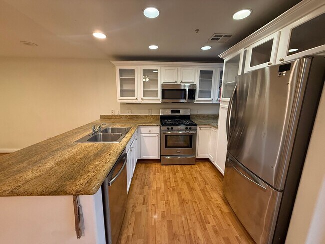 Building Photo - Spacious 1 bed 1 bath condo with loft Available now!