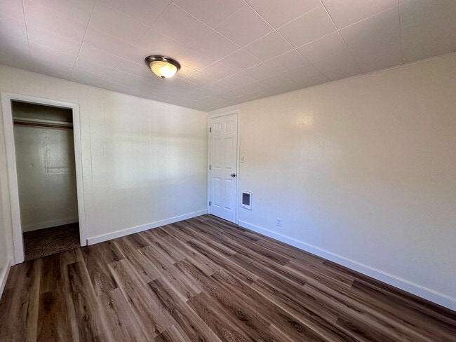 Building Photo - Charming Two Bedroom