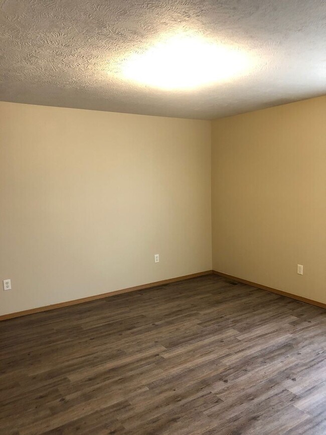 Building Photo - Updated 2 bedroom - 2 bath Duplex in Clever