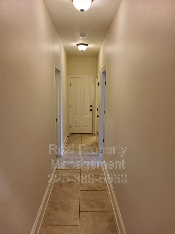 Building Photo - 10950 Hillpark Ave