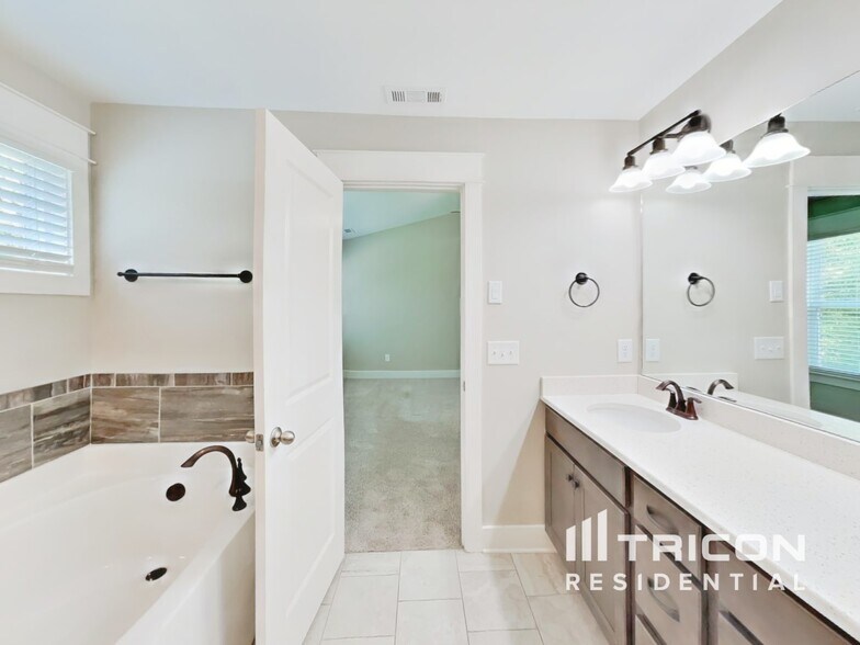 Building Photo - 1406 Cotillion Dr