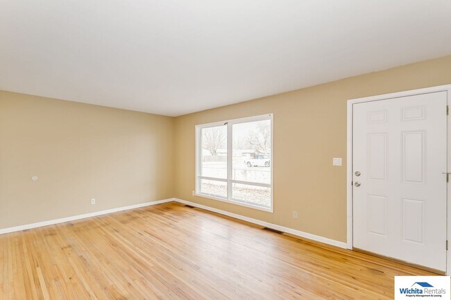 Building Photo - 2 bedroom duplex with bonus room