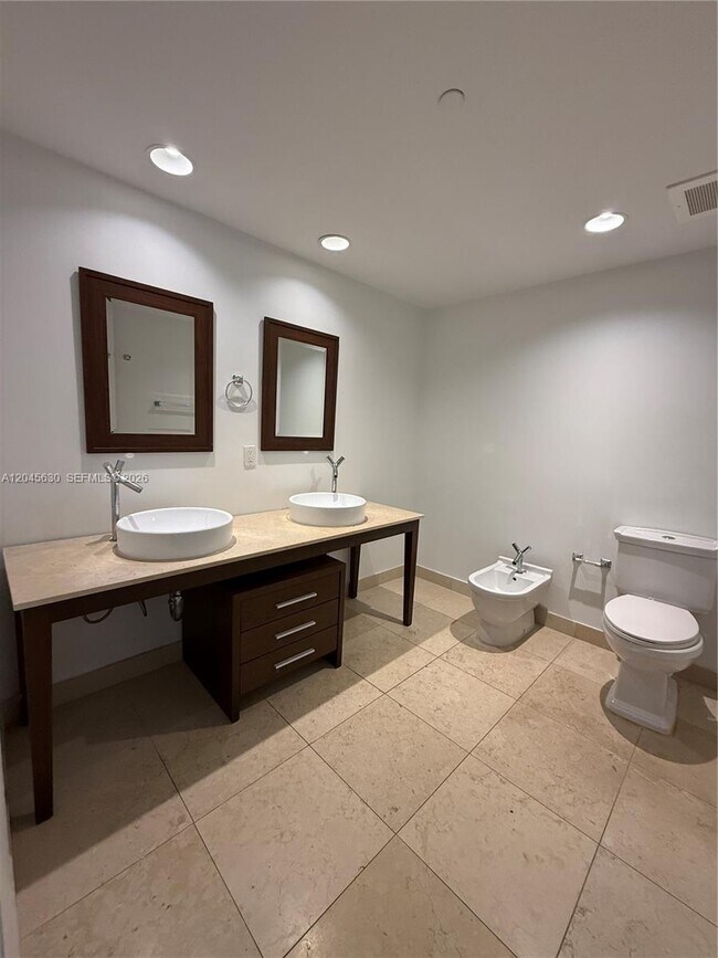 Building Photo - 495 Brickell Ave