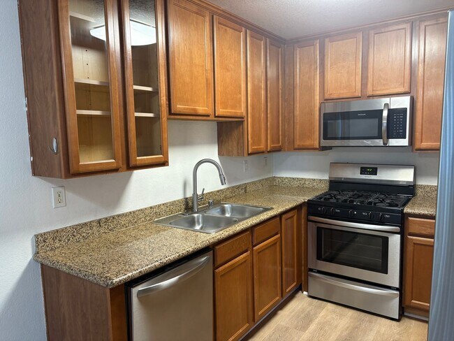 Building Photo - Charming 2 bedroom 2 bathroom Condo in Oceanside!