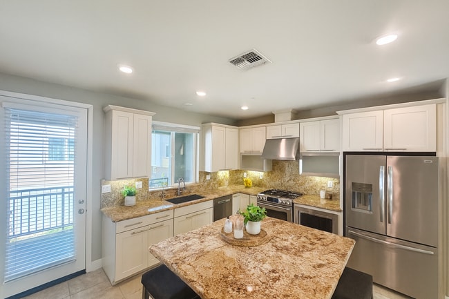 Building Photo - 5959 Charlotte Dr