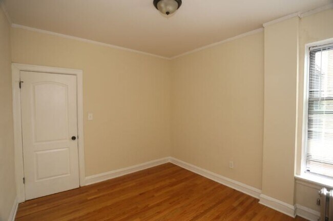 Building Photo - 4644 N Paulina St