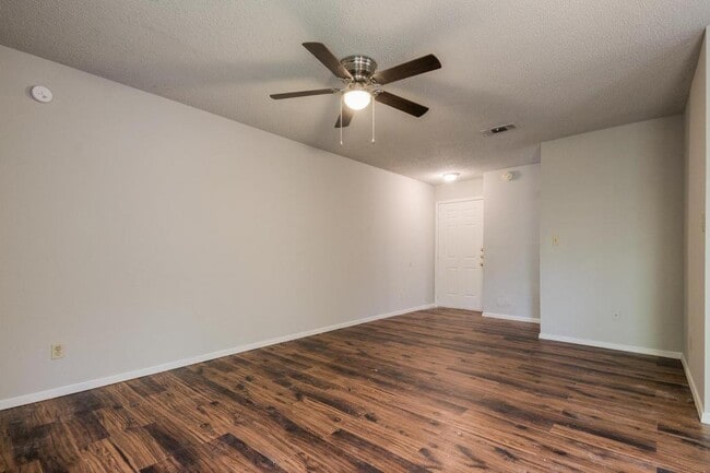 Building Photo - 242 W McFarland St