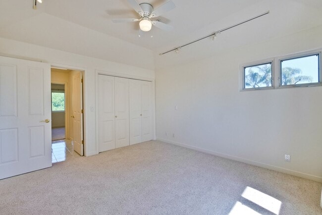 Building Photo - Large 3,767 sqft home on a 10,000 sqft lot- 2 bed located on 1st floor w/ separate entrance - Top...