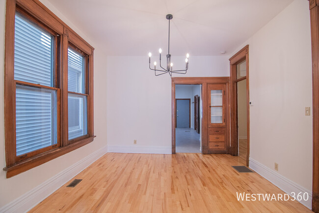 Building Photo - 3356 N Kenmore Ave