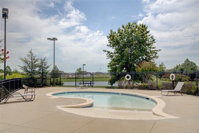 Building Photo - Spacious 4 Bed | 2 Bath | Large backyard | Bixby