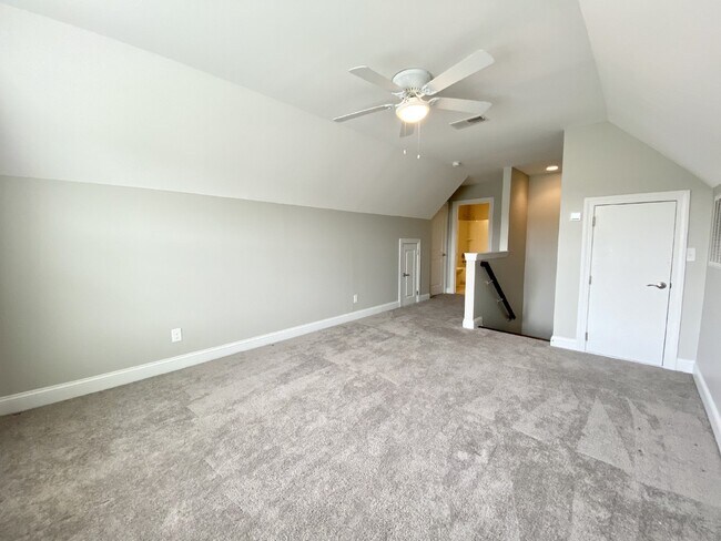 Building Photo - Three Bedroom Townhouse in Cypress Ridge!