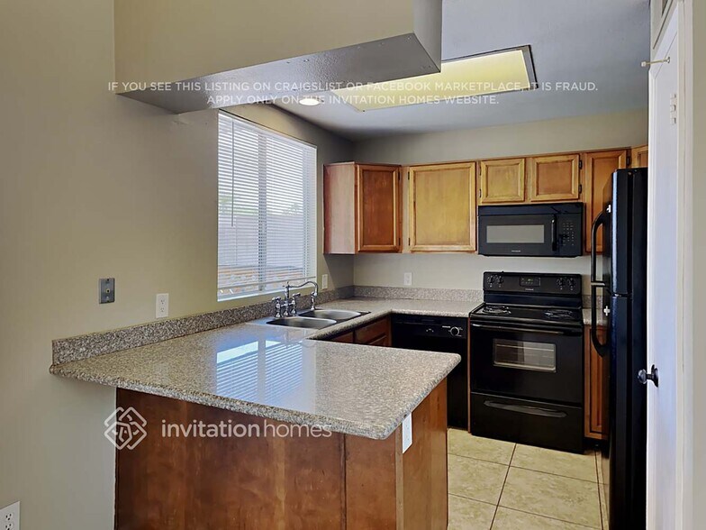 Building Photo - 1102 E Utopia Rd