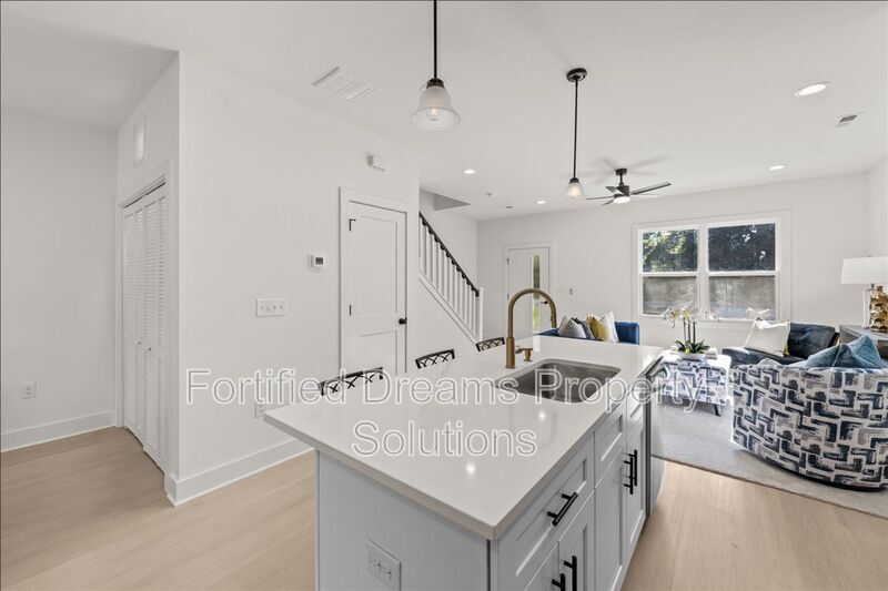 Building Photo - 210 S Carter St