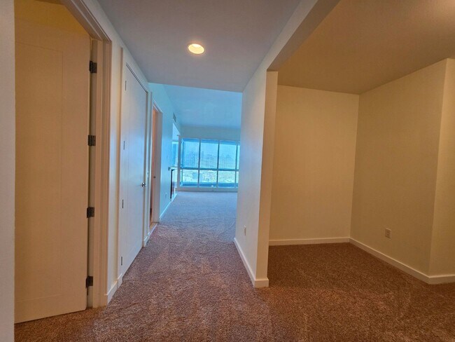 Building Photo - Fantastice High Rise with Full City Views!