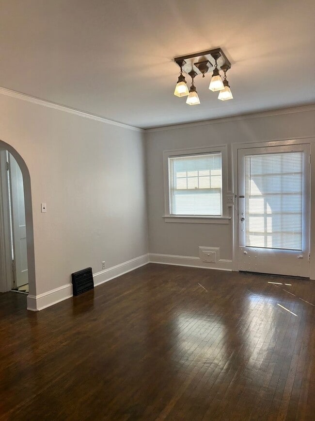 Building Photo - Spanish-Style Apartment Close to Belmont/Laurelhurst Located on Famous Peacock Lane! Loaded with ...
