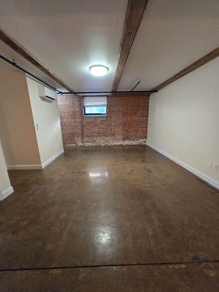 Building Photo - 548 Roosevelt Ave