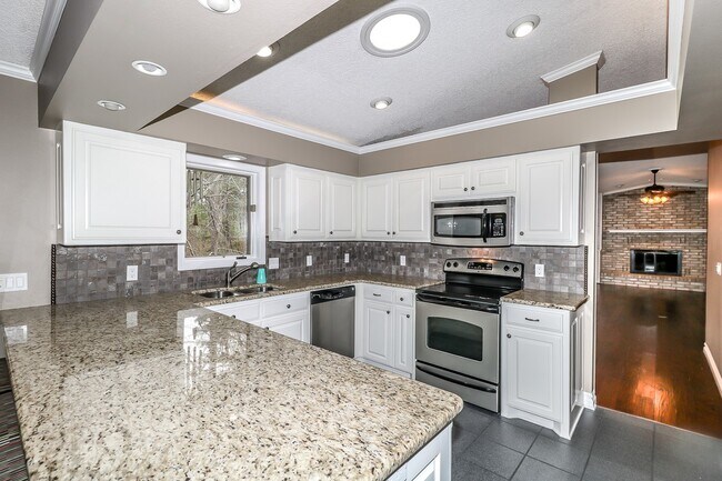 Building Photo - Beautiful 4 Bedroom, 3 Bath home. It has a 2 car garage plus a 1 car carport.  Stay warm in the w...