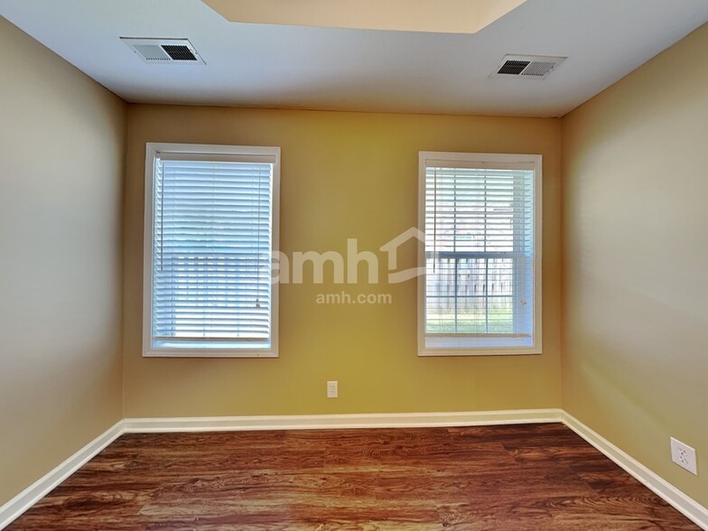 Building Photo - 1004 Hendricks Ct