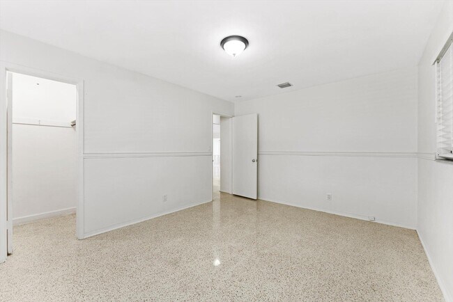 Building Photo - 1341 SE 4th Ct