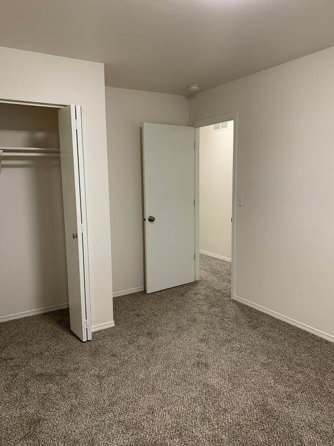 Building Photo - 3 Bdrm, 1 & 1/2 Ba | Muldoon & E 36th Ave area