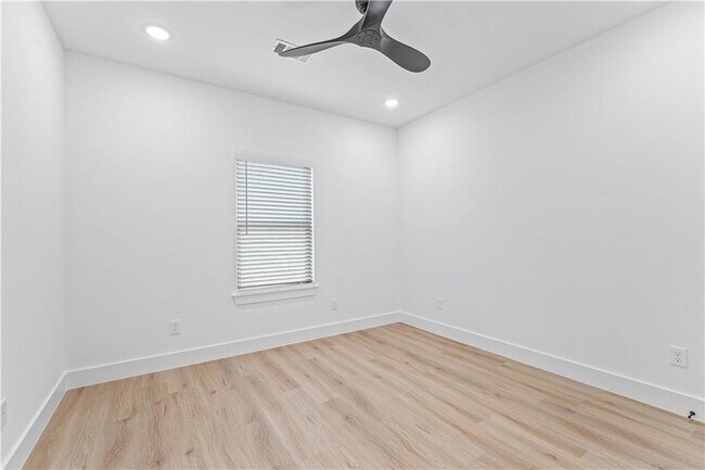 Building Photo - 16 Celtic Dr