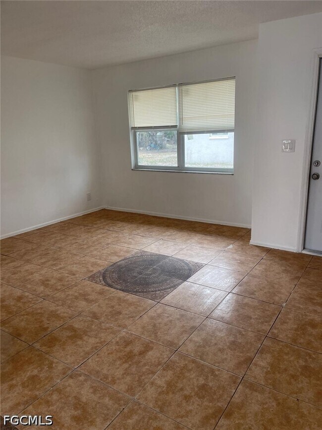 Building Photo - 5413-5427-5427 Third Ave