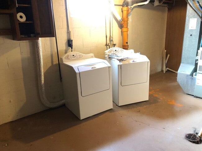 Building Photo - Extremely sharp, clean and roomy 2 BR Duplex in great location in Normal