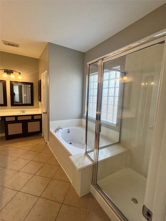 Building Photo - 411 White Oak Pointe Dr