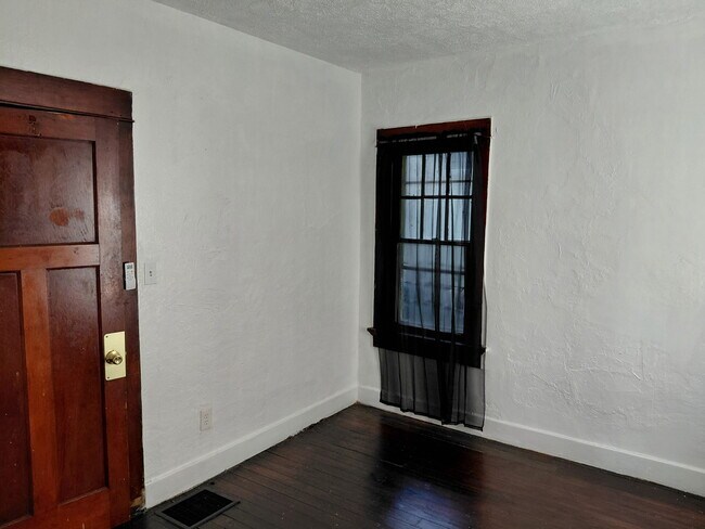 Building Photo - 121-123 Huron Ave