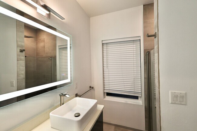 Building Photo - 902 Montana St