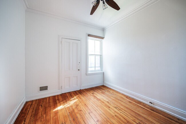 Building Photo - 206 S 43rd St