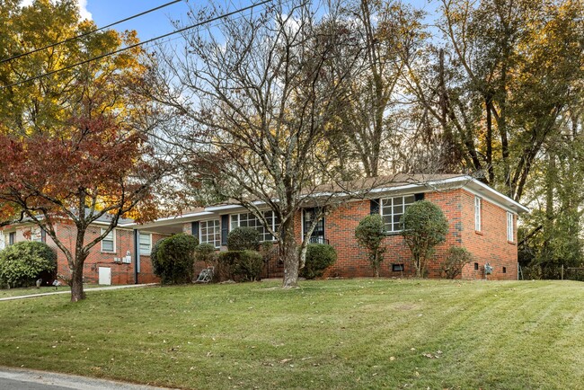 Building Photo - Beautifully Renovated 4 Bedroom 1 Bath Hom...