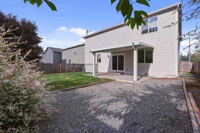 Building Photo - MOVE IN READY NOW! A/C! Multi generational living? Home office? Tumwater School District
