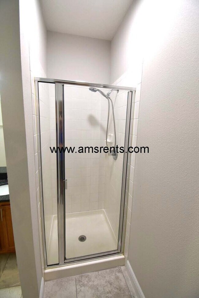 Building Photo - Spacious Pool Home in Davenport