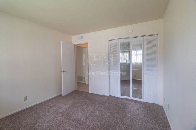 Building Photo - 1227 Pinetree Dr