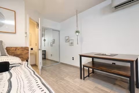 Building Photo - 2039 E 8th St