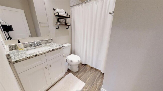 Building Photo - 4 Bed Northgate Townhome Pre-leasing for August Move In!