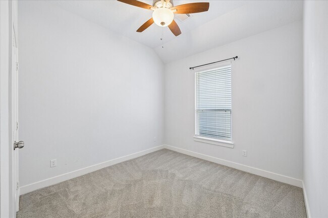 Building Photo - 260 Shoreview Dr
